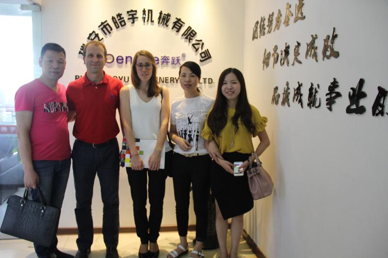 客戶(hù)與公司人員合影 客戶(hù)與公司人員合影